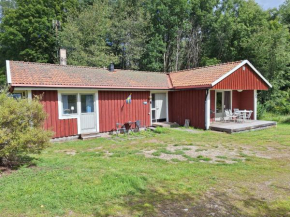 Hus på landet nära sjö, Berga